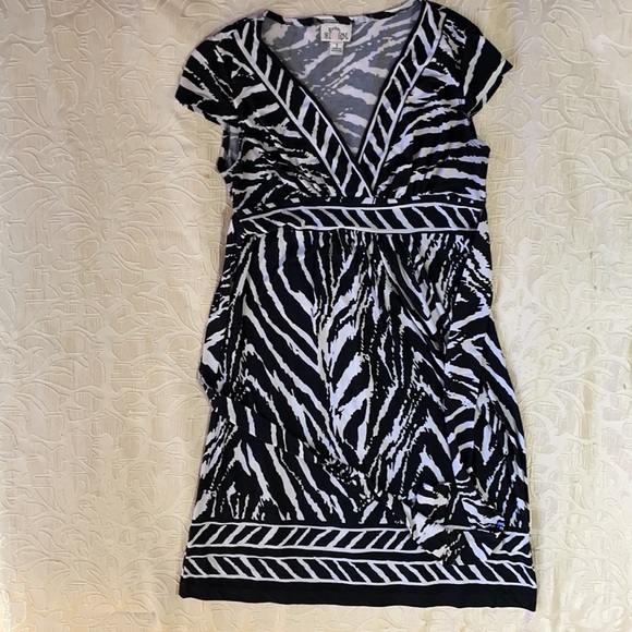 Sweet Storm Black/White S Cap Sleeve Dress Ties in the Back - Picture 12 of 14